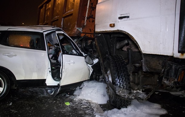 У Києві вантажівка розчавила легковик
