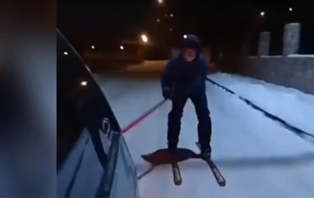 В Ровно лыжники катаются, зацепившись за машину