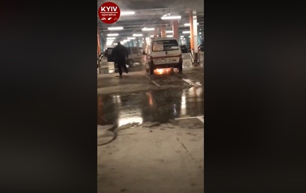 В Киеве на подземной парковке загорелось авто