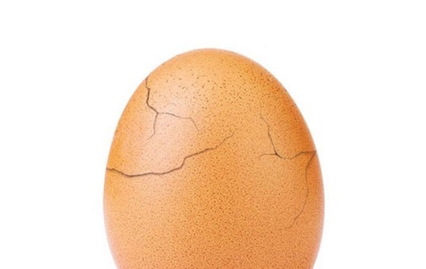 Самое популярное яйцо Instagram покрылось трещинами