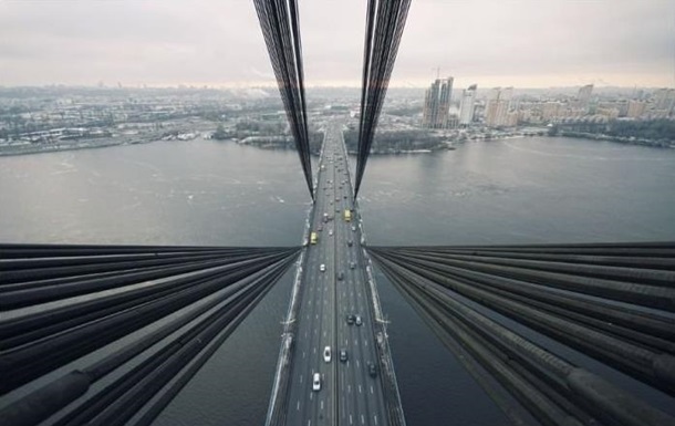 У Києві тимчасово обмежать рух двома мостами