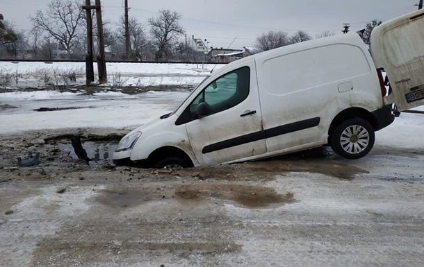 У Львівській області авто провалилося під асфальт