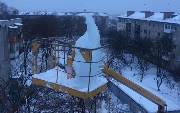 В Харькове с крыши сняли сосульку весом 100 кг