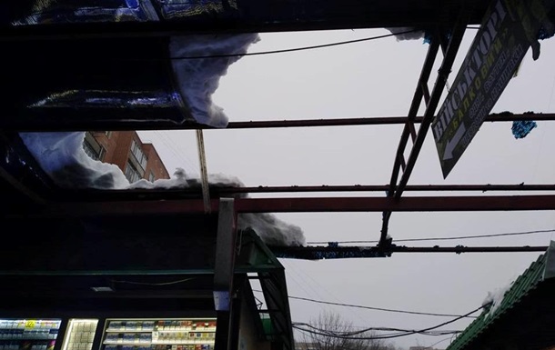 У Полтаві від снігу завалився дах ринку