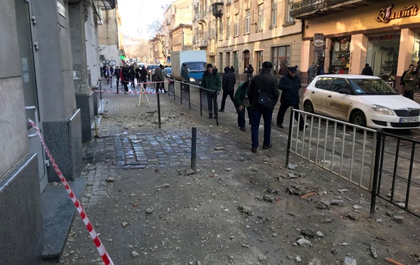 На жителя Львова впала частина фасаду будинку