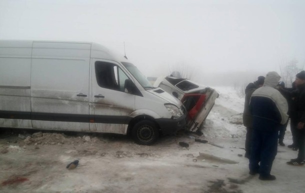У Харківській області мікроавтобус врізався в авто: Є жертви