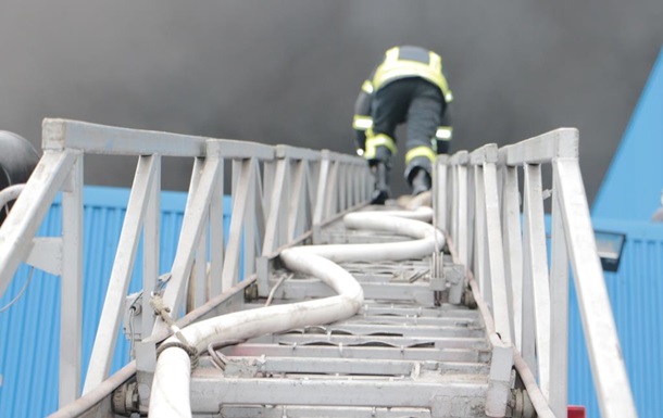 Масштабный пожар в Киеве тушат 137 спасателей