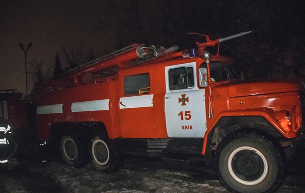 У Києві вночі згоріло авто з причепом