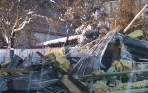 У Харкові обвалився дах гаражного кооперативу: двоє постраждалих
