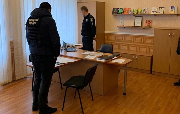 У Миколаєві поліцейського чиновника затримали на хабарі