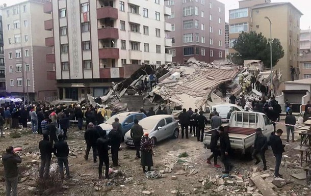 У Стамбулі завалилася багатоповерхівка, є жертви