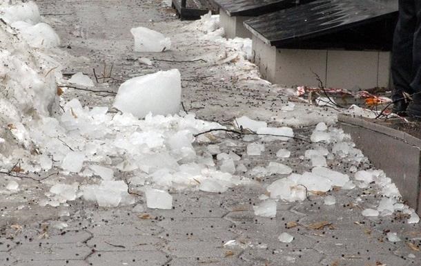 У Конотопі помер чоловік, якому на голову впав шматок льоду