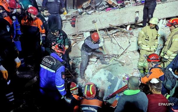 У Стамбулі під руїнами заваленої багатоповерхівки знайшли живою дитину