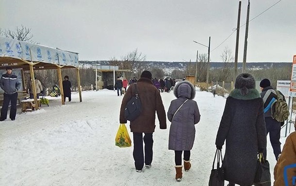 В пунктах пропуска на Донбассе умерли двое гражданских - СМИ