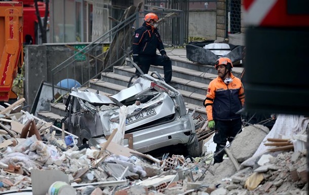 Кількість загиблих під час обвалення будинку в Стамбулі зросла до десяти
