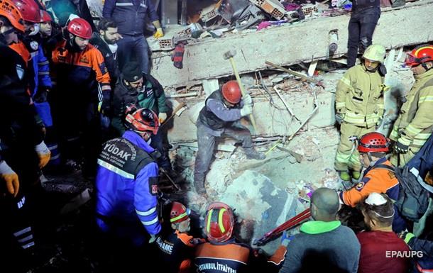 З-під завалів зруйнованого будинку в Стамбулі врятували підлітка і дівчинку