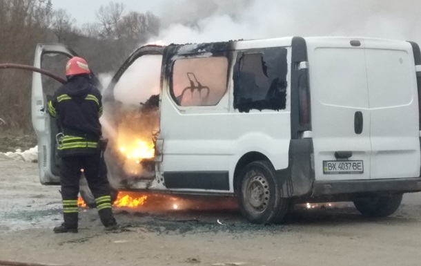 В Хмельницкой области на ходу загорелся микроавтобус