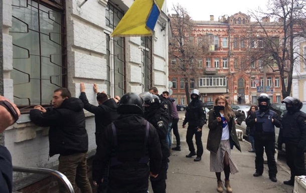 У Києві штурмували відділення поліції