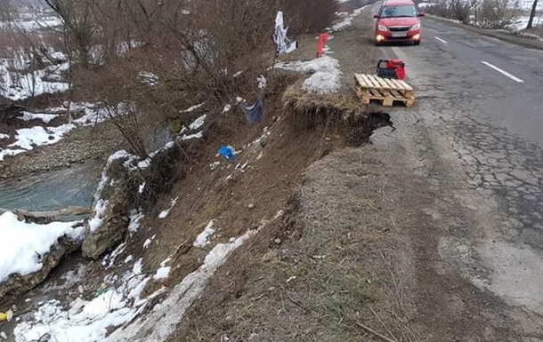 На Закарпатье оползень повредил трассу 