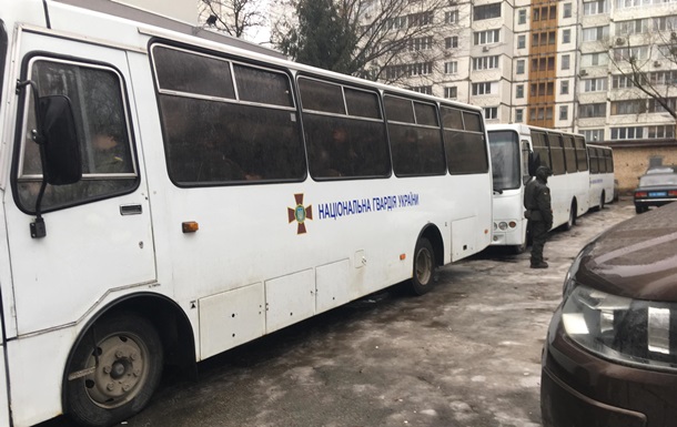 К зданию суда в Киеве приехали автобусы с нацгвардейцами