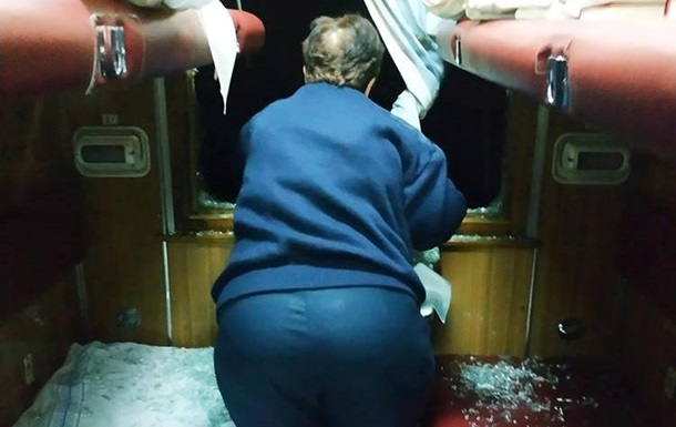 Поезд Киев-Рахов забросали камнями, есть пострадавшие