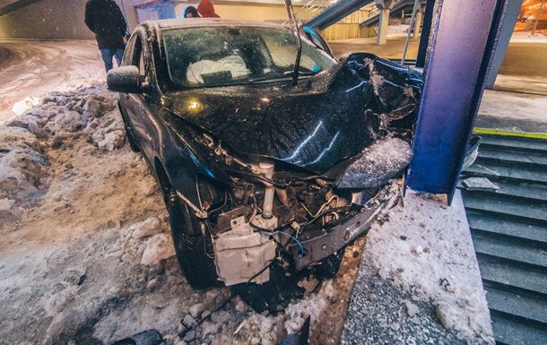 У Києві автомобіль протаранив підземний перехід