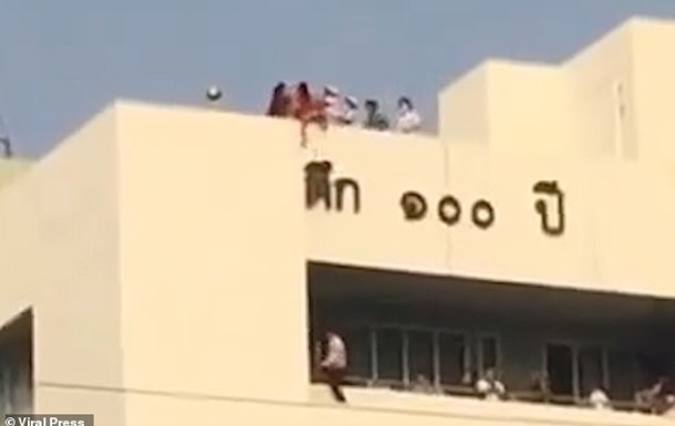 Спасение упавшего с крыши ребенка сняли на видео