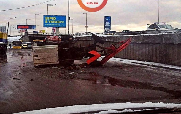 В Киеве 13 февраля грузовик снес с эстакады коммунальный трактор