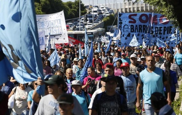 В Аргентині тисячі людей протестують проти високих тарифів