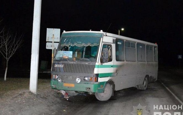 На Донбасі рейсовий автобус на смерть збив пішохода