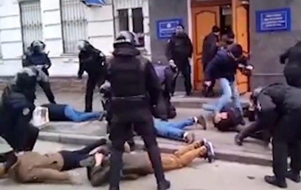  Штурм  райотдела в Киеве: подозрения получили четыре человека