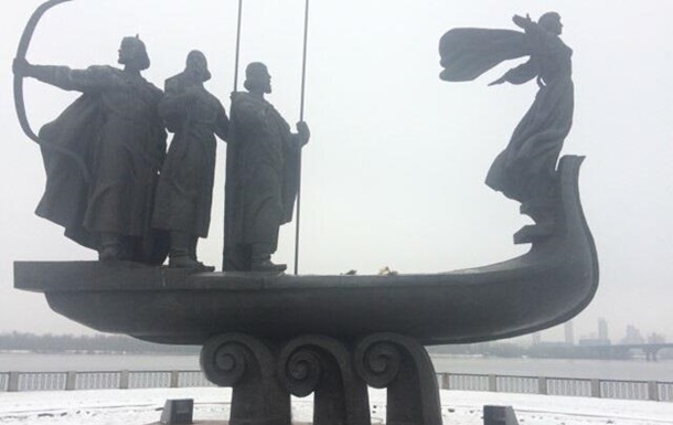 Вандалы повредили памятник основателям Киева