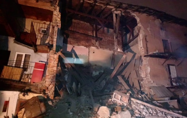 Во Львове рухнула стена жилого дома