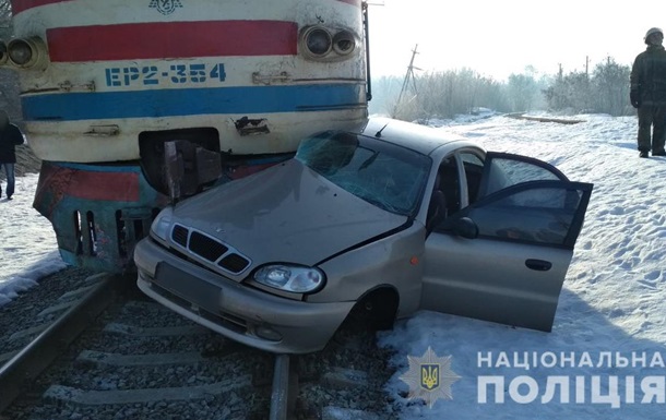 В Харьковской области электричка протаранила авто: есть погибший