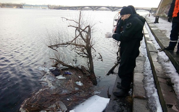 В Киеве из реки достали утопленницу