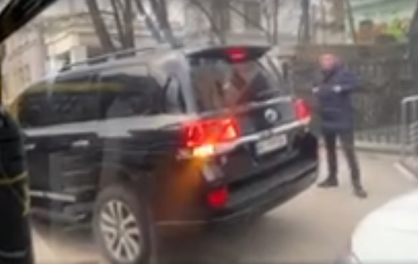 У Києві водій позашляховика напав на водія тролейбуса