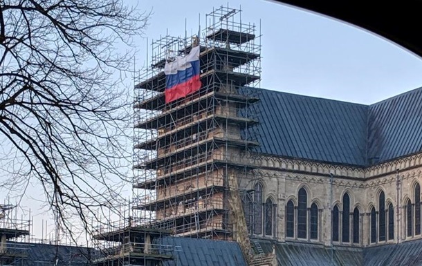 На соборі в Солсбері з явився прапор Росії