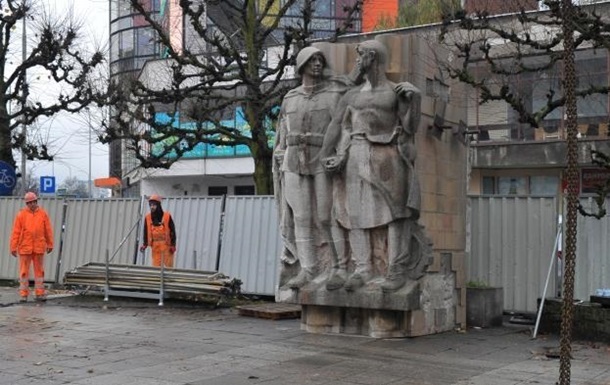 У Польщі за п ять років знесли близько 100 радянських пам ятників - посол