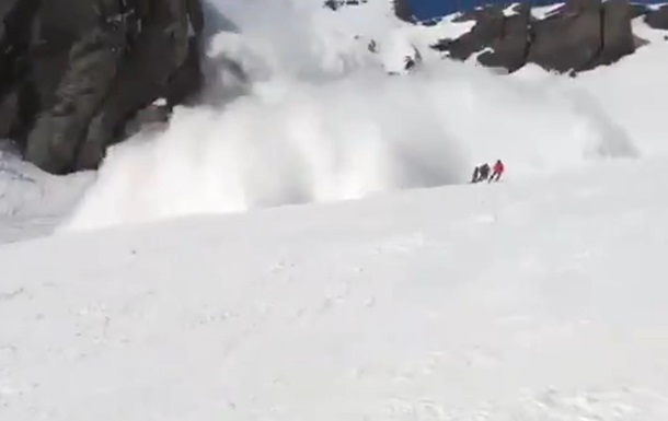 Лижник зняв на відео спробу втечі від лавини