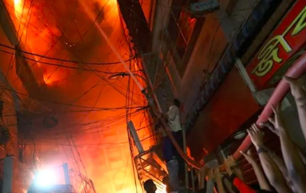 Более 40 человек погибли при пожаре в Бангладеш