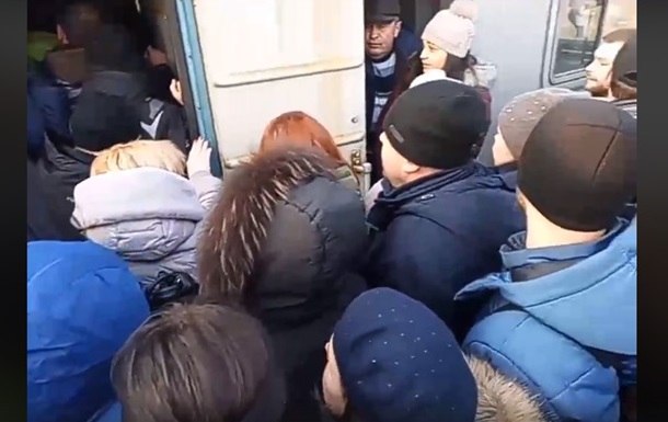 У соцмережах обговорюють, як мешканці Києва штурмують міську електричку