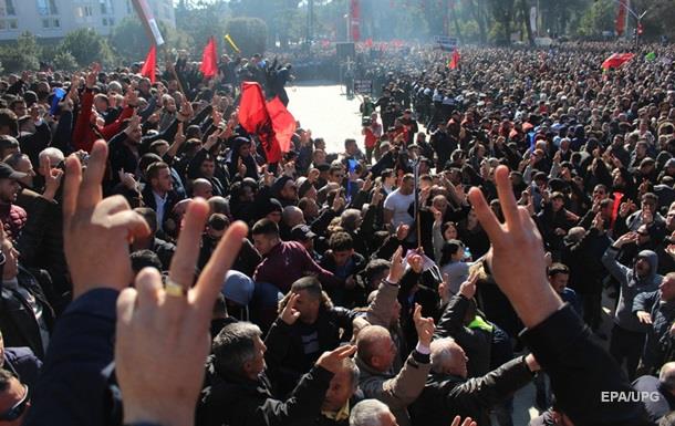 В Албанії тисячі людей протестують проти уряду