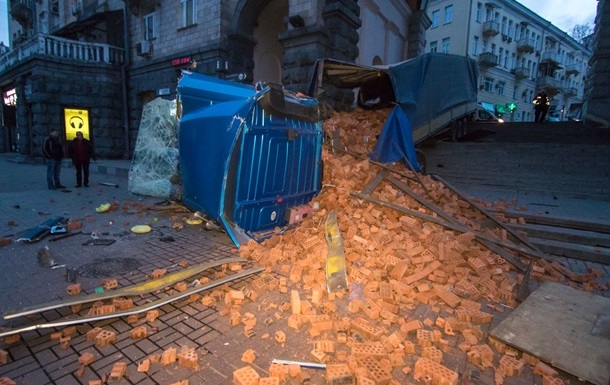 Поліція назвала причину ДТП з фурою в центрі Києва
