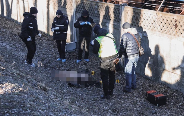 У Києві знайшли тіло голої жінки в канаві