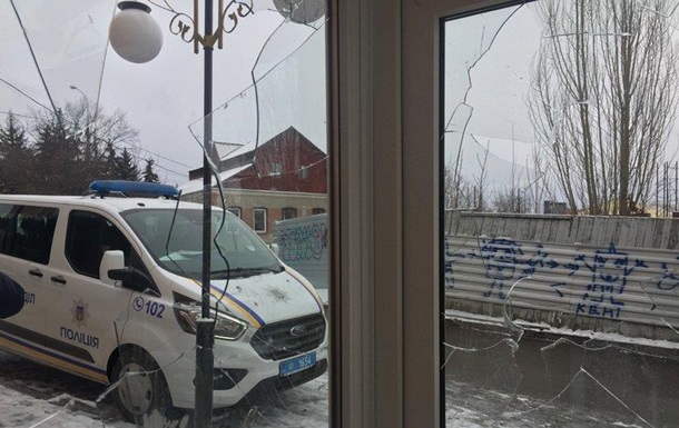 В Виннице разбили окна в офисе партии Порошенко