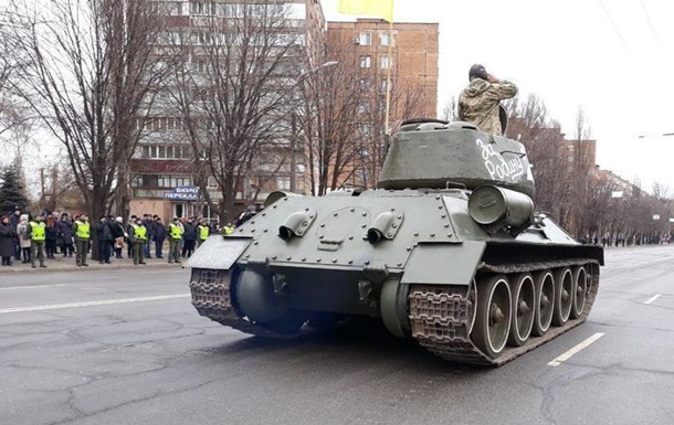 В Кривом Роге прошел парад в честь освобождения от фашистов