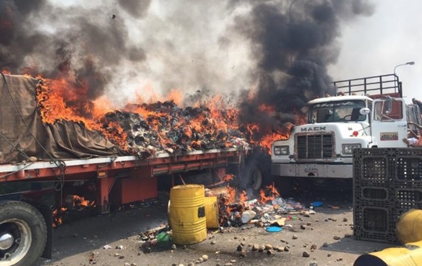 Три вантажівки з гумдопомогою Венесуелі згоріли