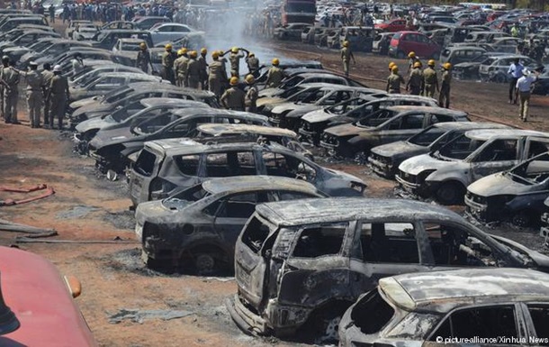 На авіашоу в Індії згоріли майже 300 авто