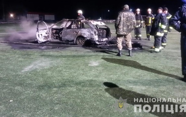 На полі бази київського Арсеналу спалили машину