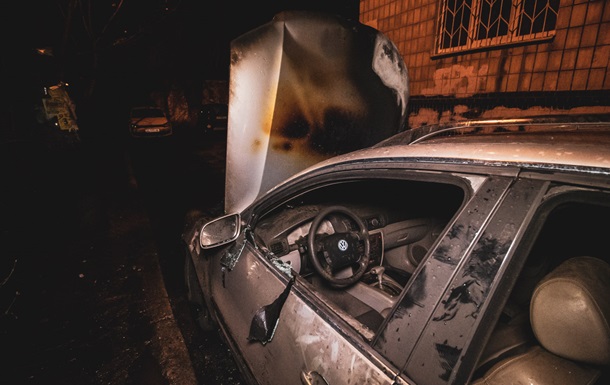 У дворі багатоповерхівки в Києві згоріло авто